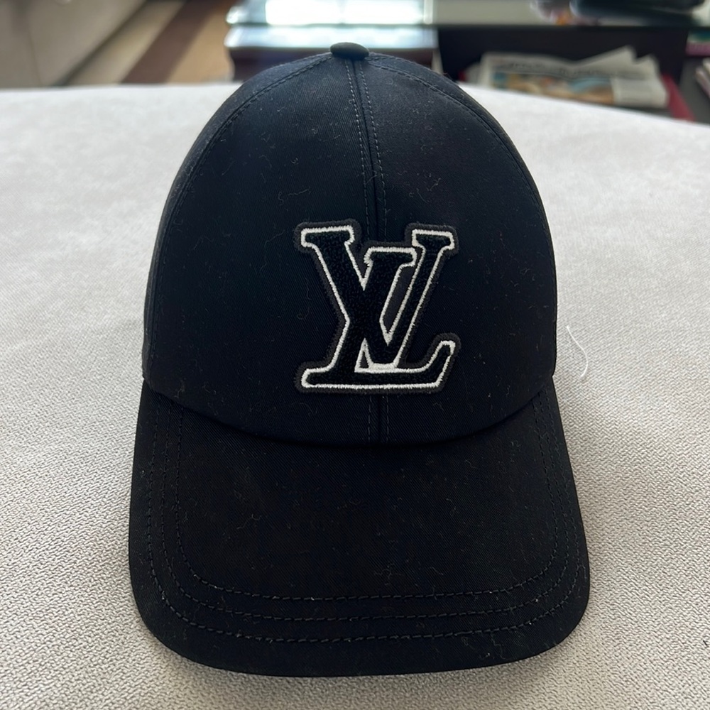 100% authentic Louis Vuitton baseball cap in excellent condition black L FIRM!!